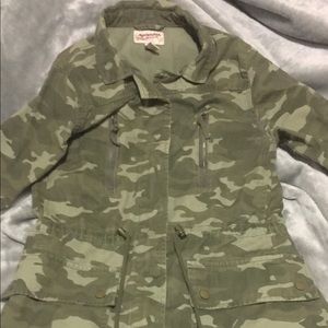 I’m selling a camouflage jacket.